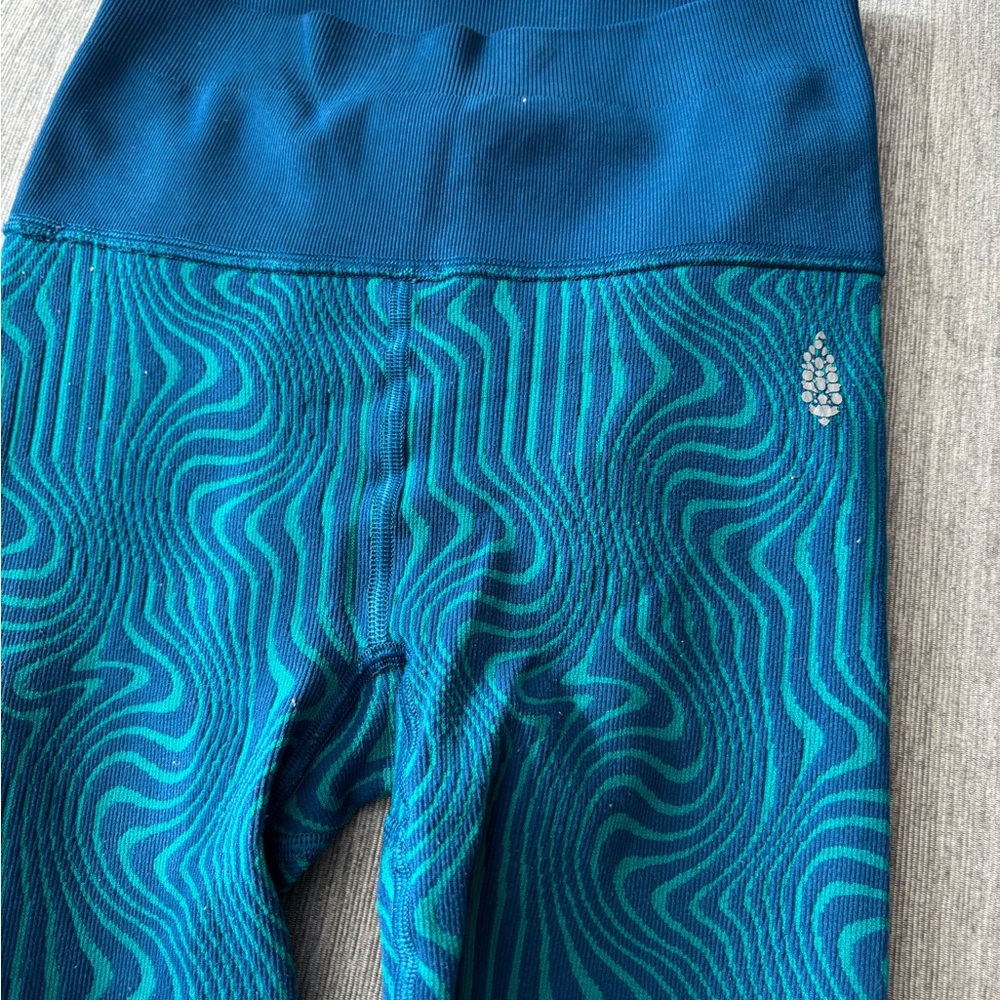 HAPPINESS RUNS LEGGINGS BLUE JACQUARD WAVE RIDER SWIRL - Picture 3 of 3